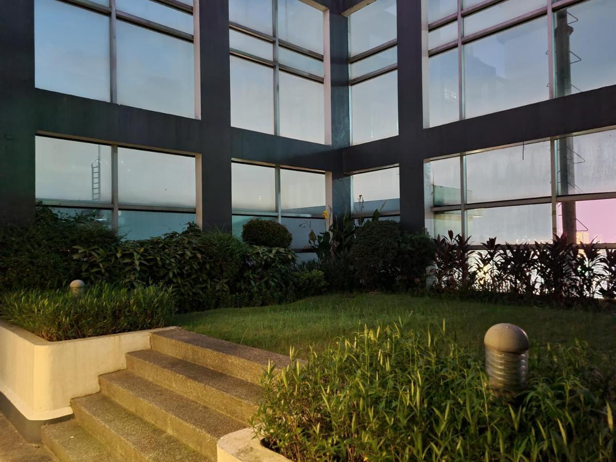 Huge Condo Unit Near Burgos Circle, St Lukes, Shangri-La - P Hamptons T1 Makati City Extérieur photo